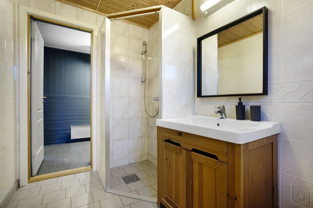 Buvik Sea Lodge - Bathroom