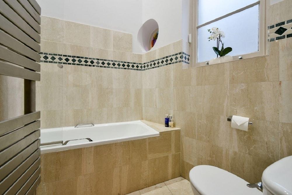 Central London Mews House - Bathroom