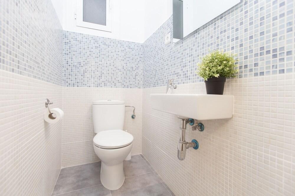 Stay Barcelona Apartments Plaza España - Bathroom