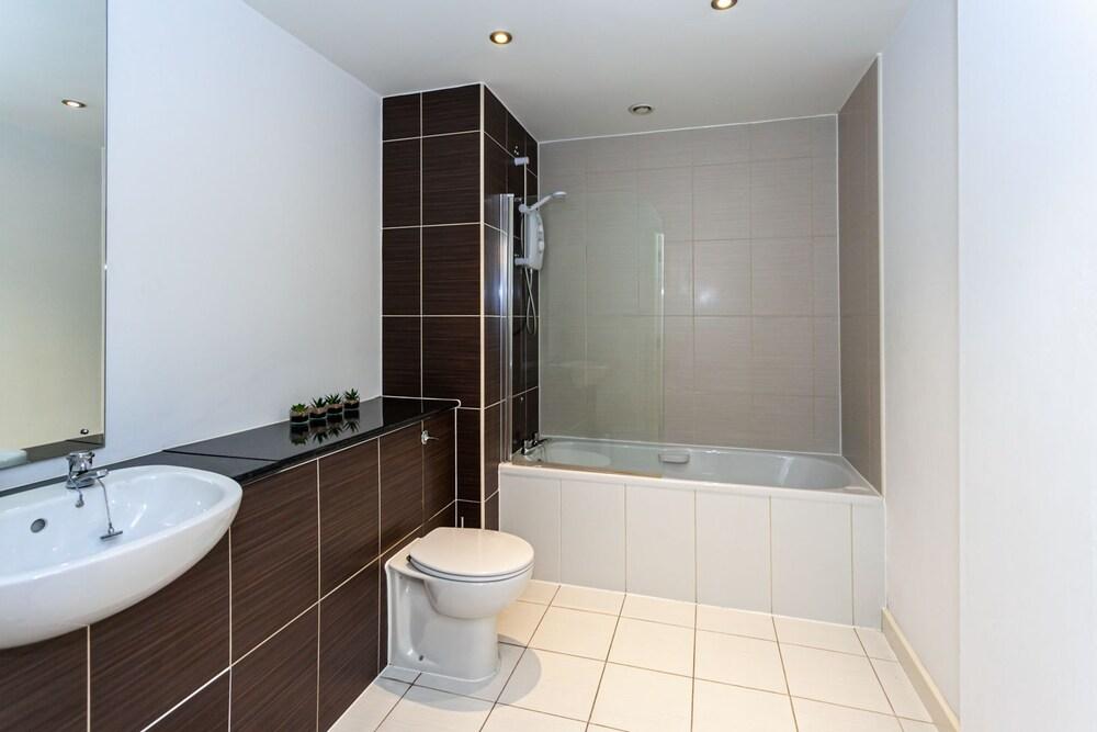 Stunning Manchester Apartment - Bathroom