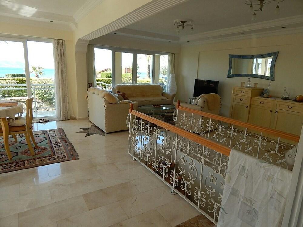 Butik Villas - 3 Bedroom with View - Living Area