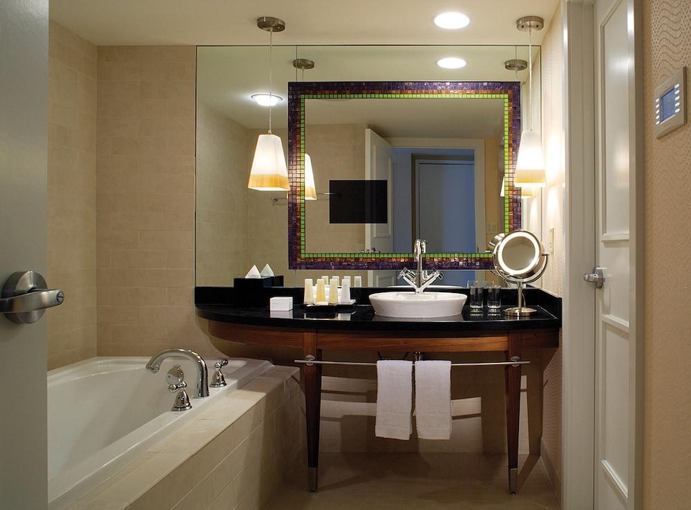 Caesars Suites at Caesars Palace - Bathroom