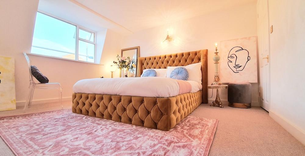 Elegant 5 bed 4 Bath 'vogue House' Parisian Style Home - Room