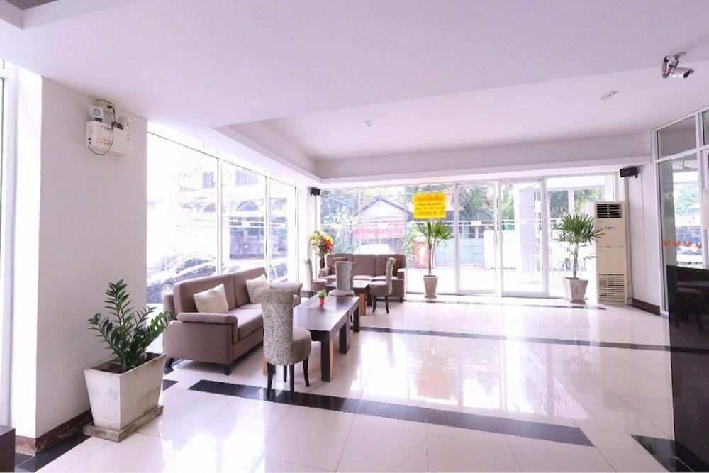 Lee Garden Bangkok - Lobby Sitting Area