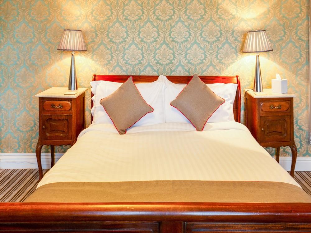 OYO Lamphey Hall Hotel - Room