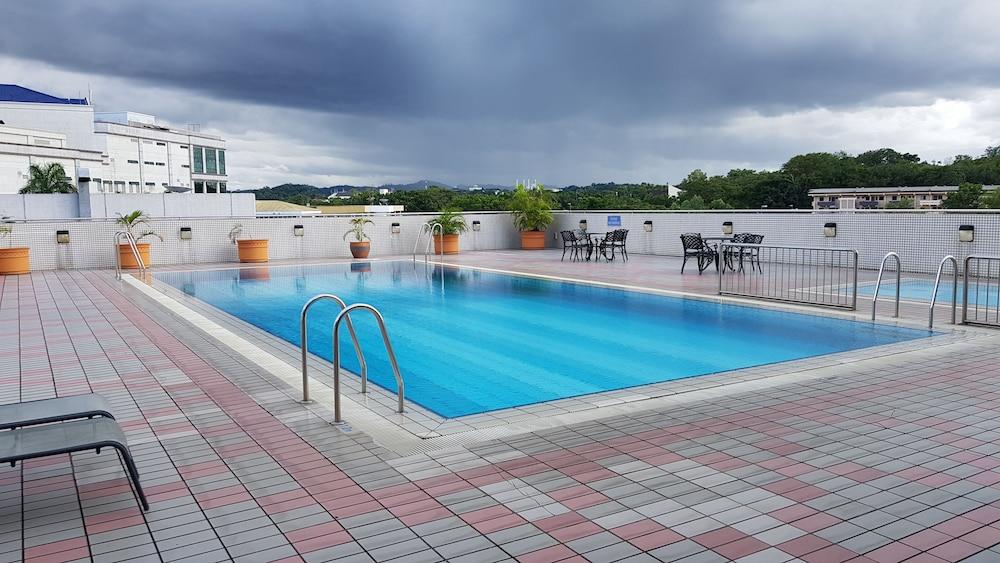 The Centrepoint Hotel - Outdoor Pool