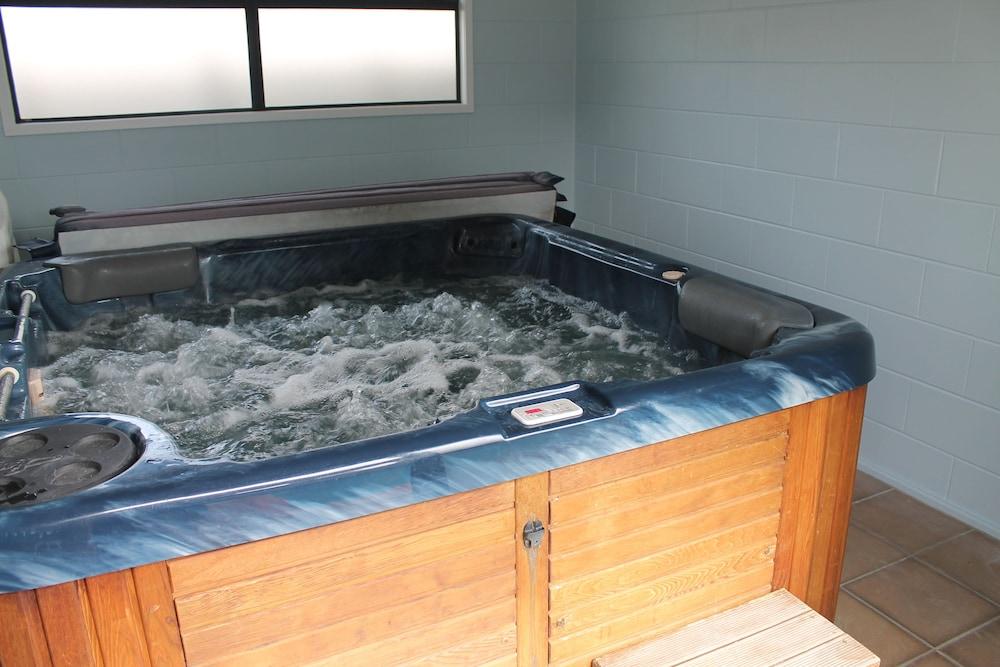 Aquarius Motor Inn - Indoor Spa Tub