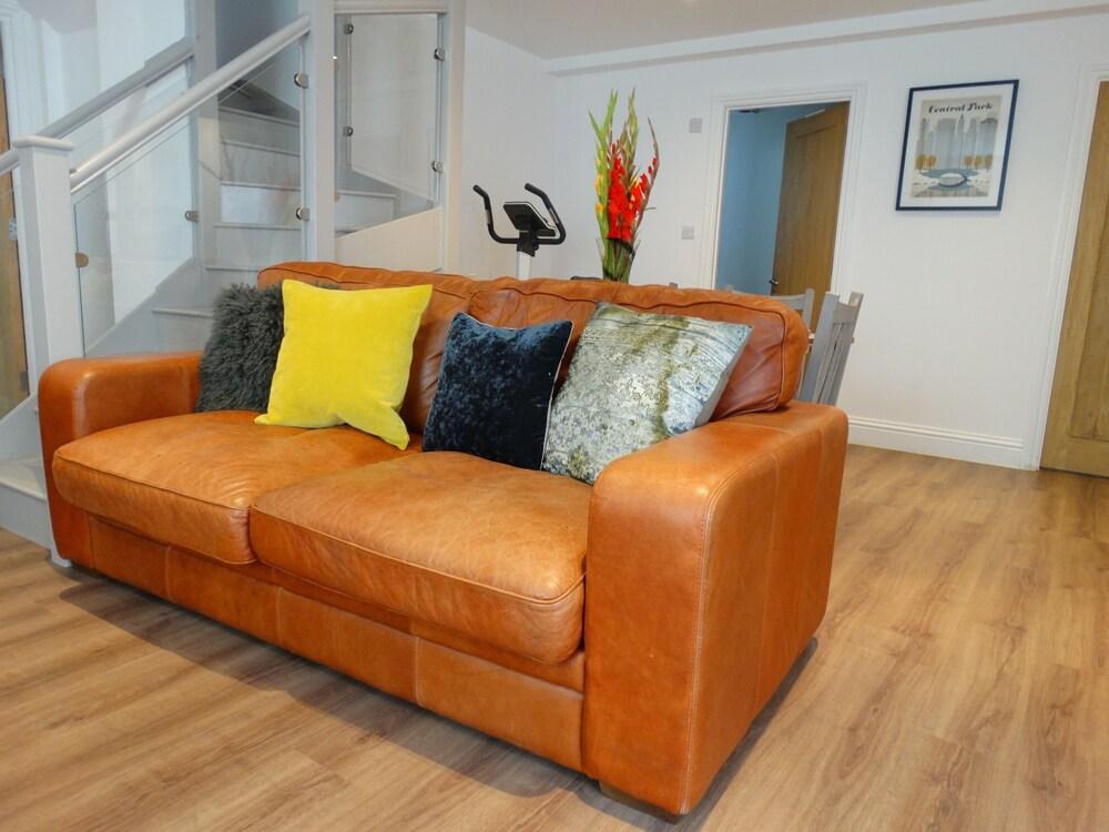 Spacious Apartment in Winchester - Living Area