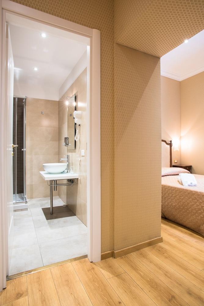 Trevi Luxury Rooms - Bathroom