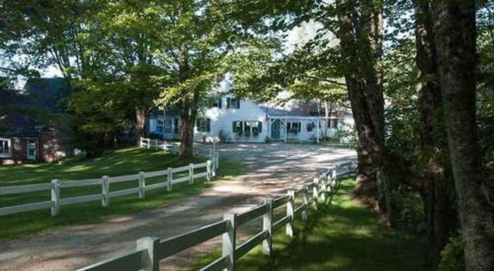 New Hampshire Mountain Inn - Property Grounds
