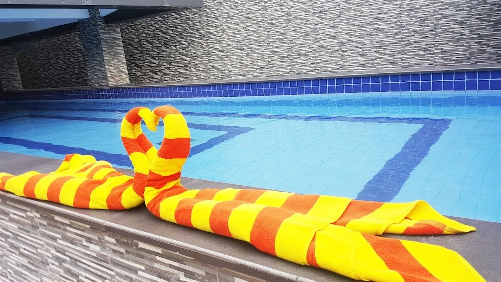 Megara Hotel Pekanbaru - Pool
