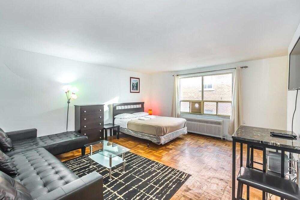 Magnificent Studio at Leaside -10 Mins to Downtown - Room