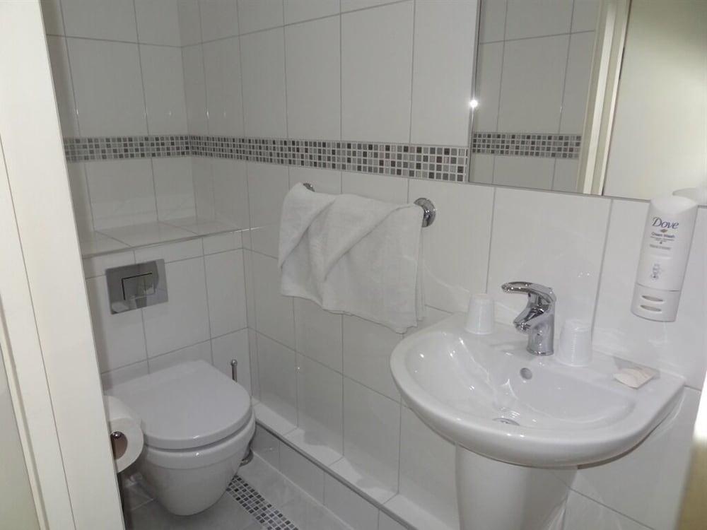 Hotel Unique - Bathroom