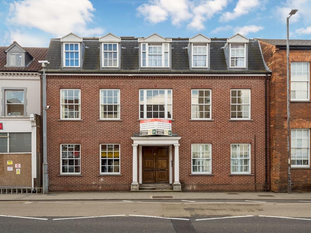 Luxurious 2 Bed Apartment in Central Bedford - Featured Image