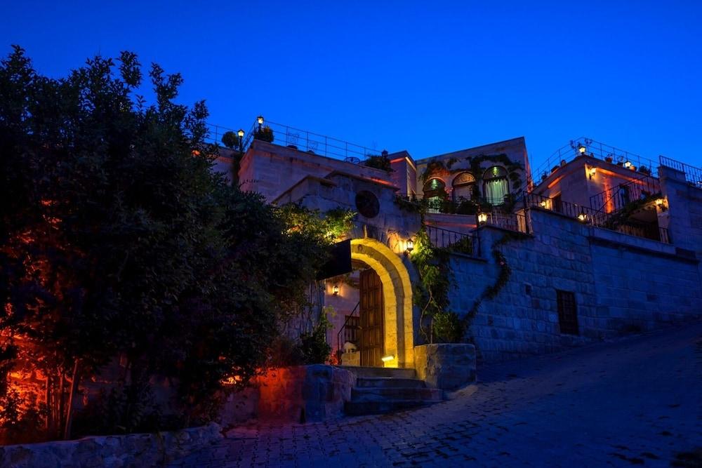 Sinasos Palace Cave Hotel - Featured Image
