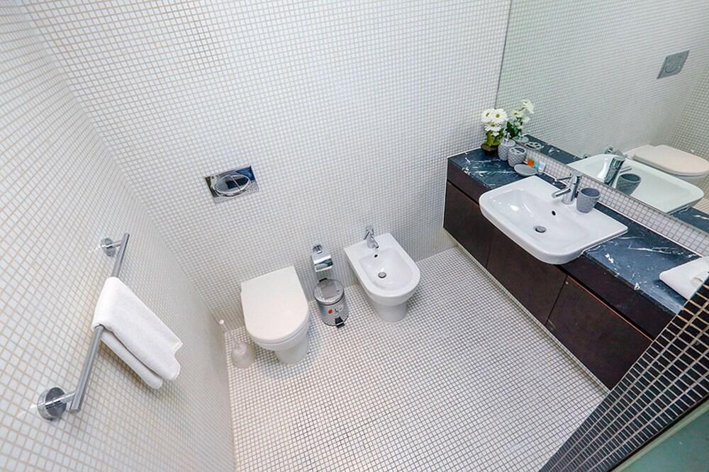 Kennedy Towers - Limestone - Bathroom