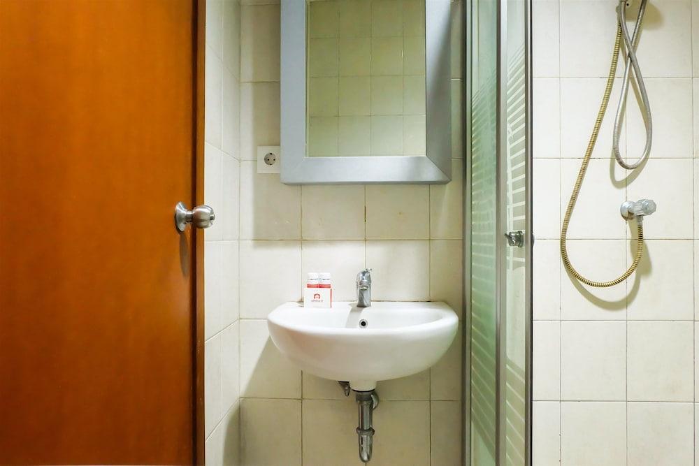 1 BR Thamrin Residence City View By Travelio - Bathroom Sink