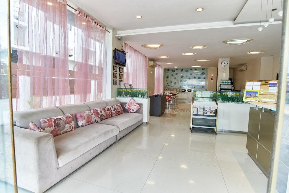 Hotel Sai Mahal - Lobby Sitting Area