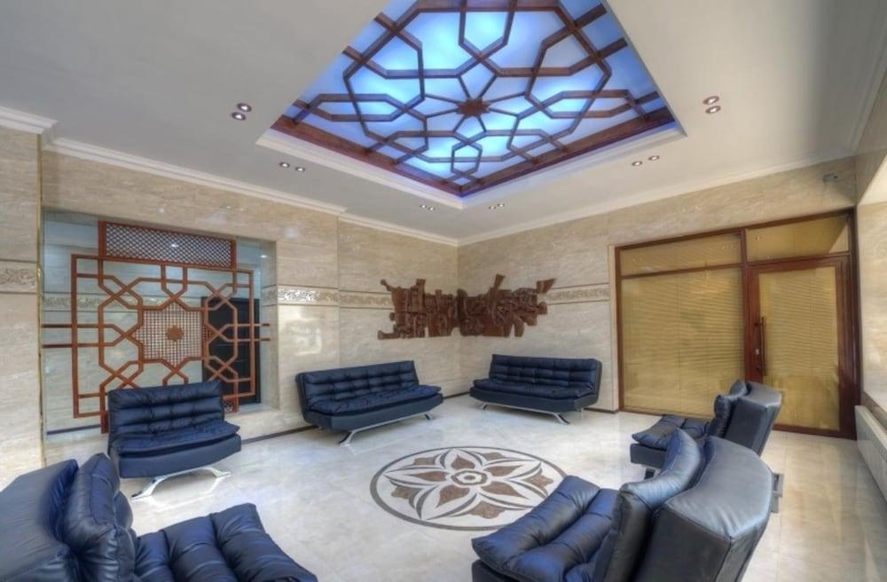 Shihov Hotel - Lobby Sitting Area