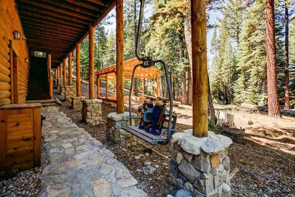 The Tahoe Moose Lodge  1170ac 4 Bedroom Home - Porch