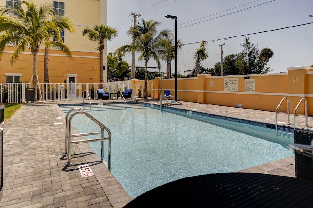 Hampton Inn & Suites Vero Beach Downtown - Outdoor Pool