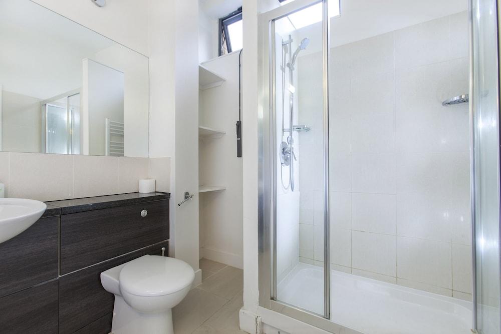 Club Living - Camden Town Apartments - Bathroom Shower