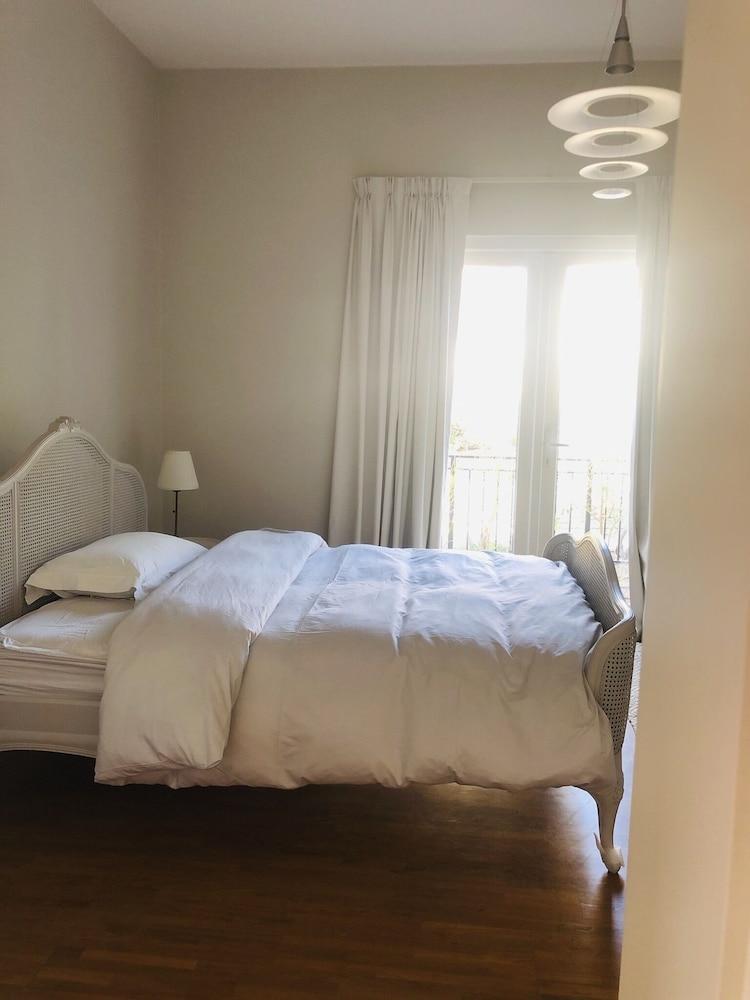 Impeccable 5 Beds Villa in Dubai - Room