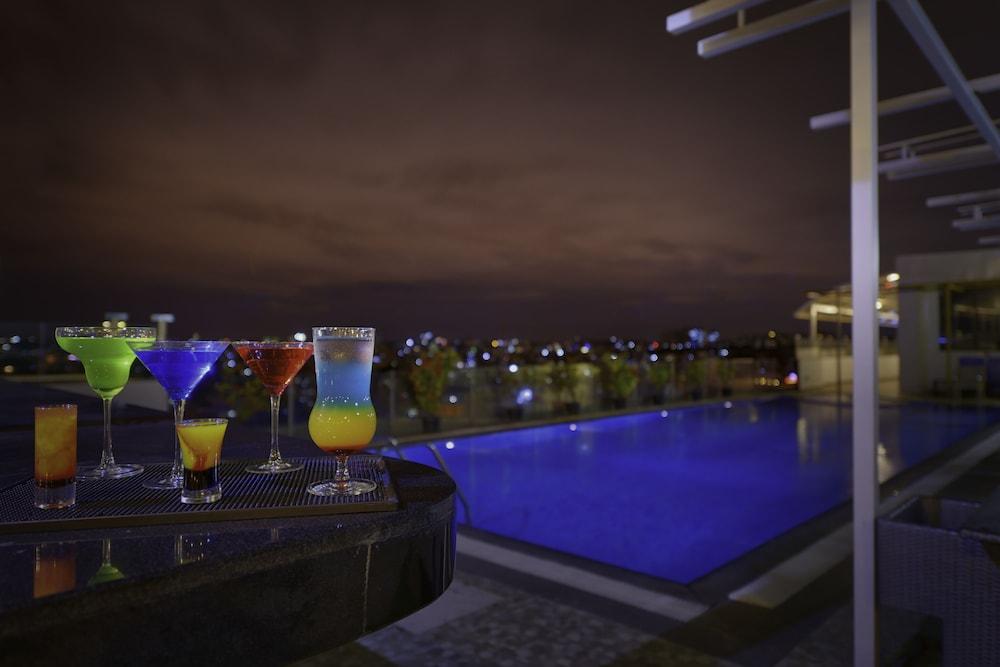 Davanam Sarovar Portico Suites Bengaluru - Rooftop Pool