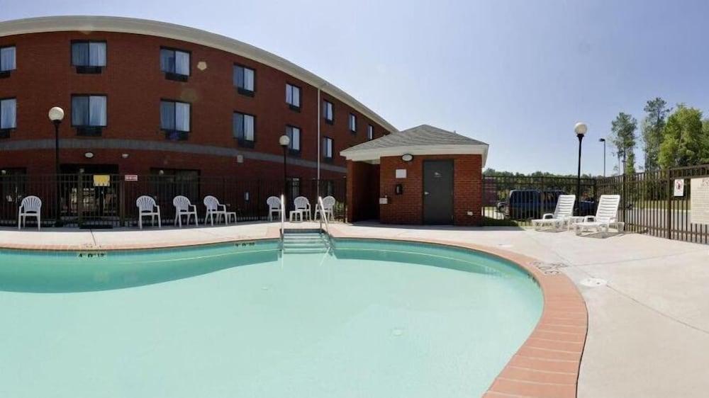 Holiday Inn Express Hotel & Suites Suffolk, an IHG Hotel - Outdoor Pool