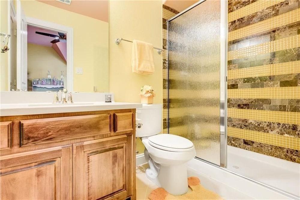Single Family Home in Dallas - Bathroom