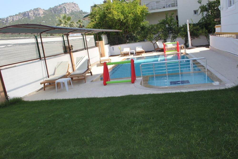 Kara Family Apart - Outdoor Pool