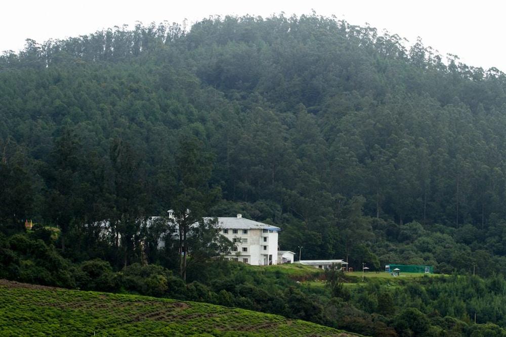 Highland Hotel Ooty - Property Grounds