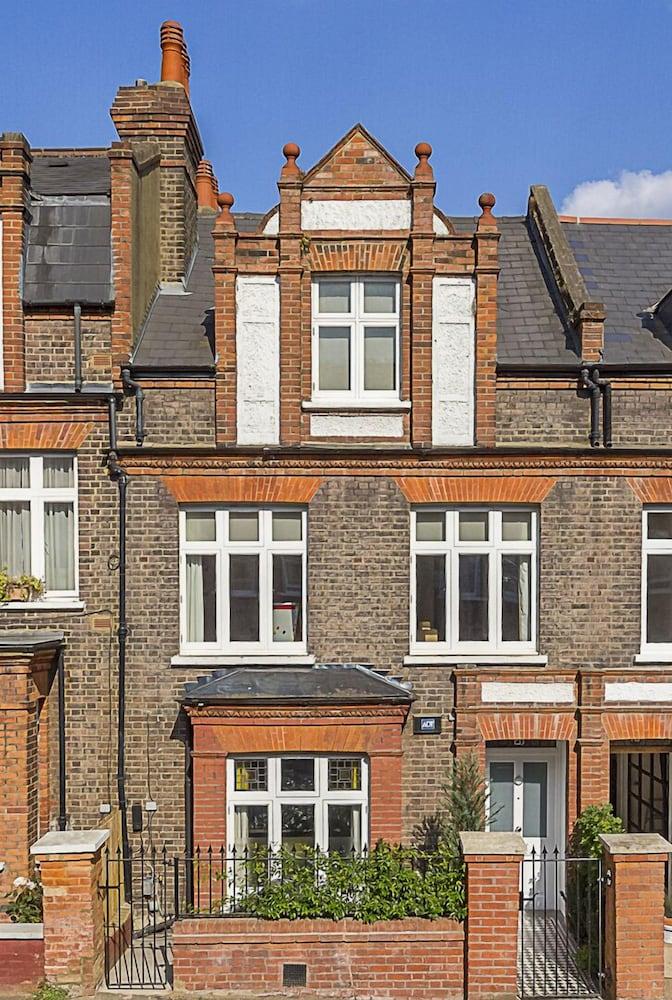 Sublime Hampstead Home - Front of Property