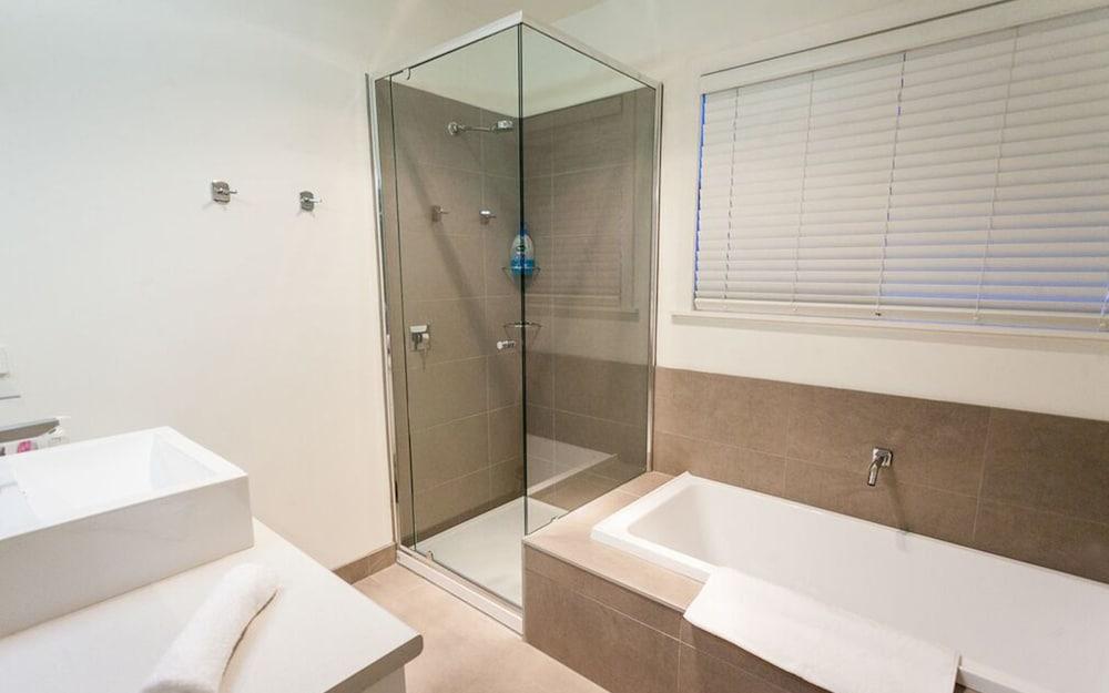Point Lonsdale Holiday Apartments - Adults only - Bathroom