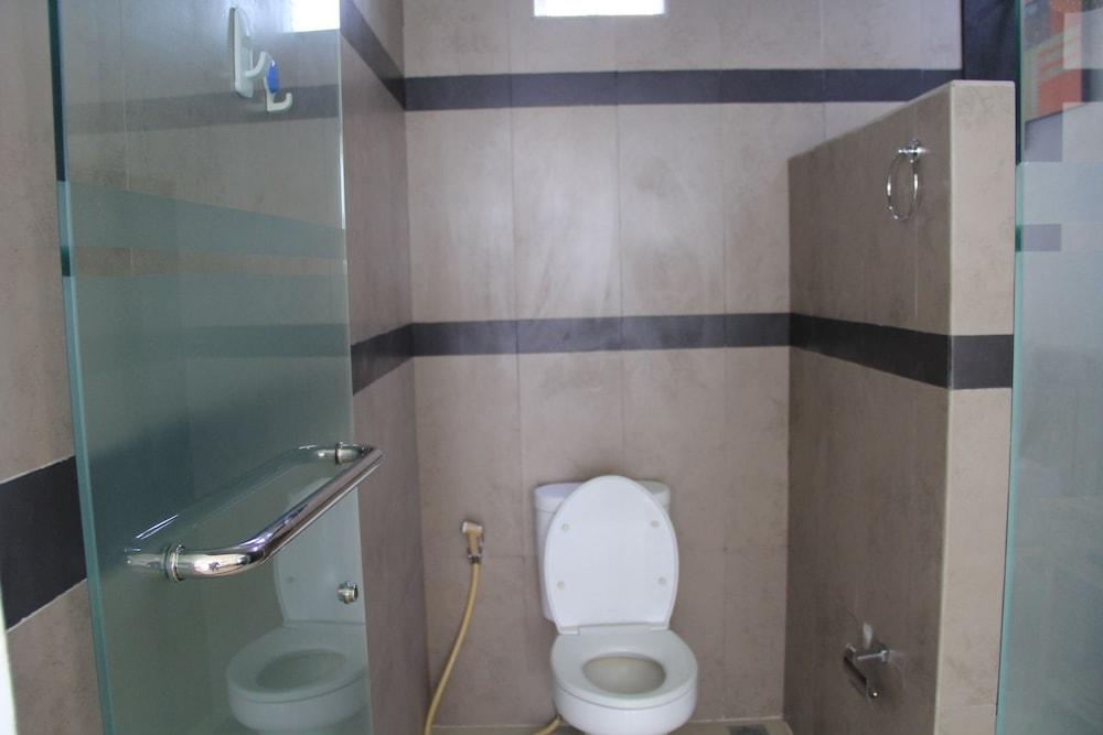 كيتوت فيلا سانور - Bathroom