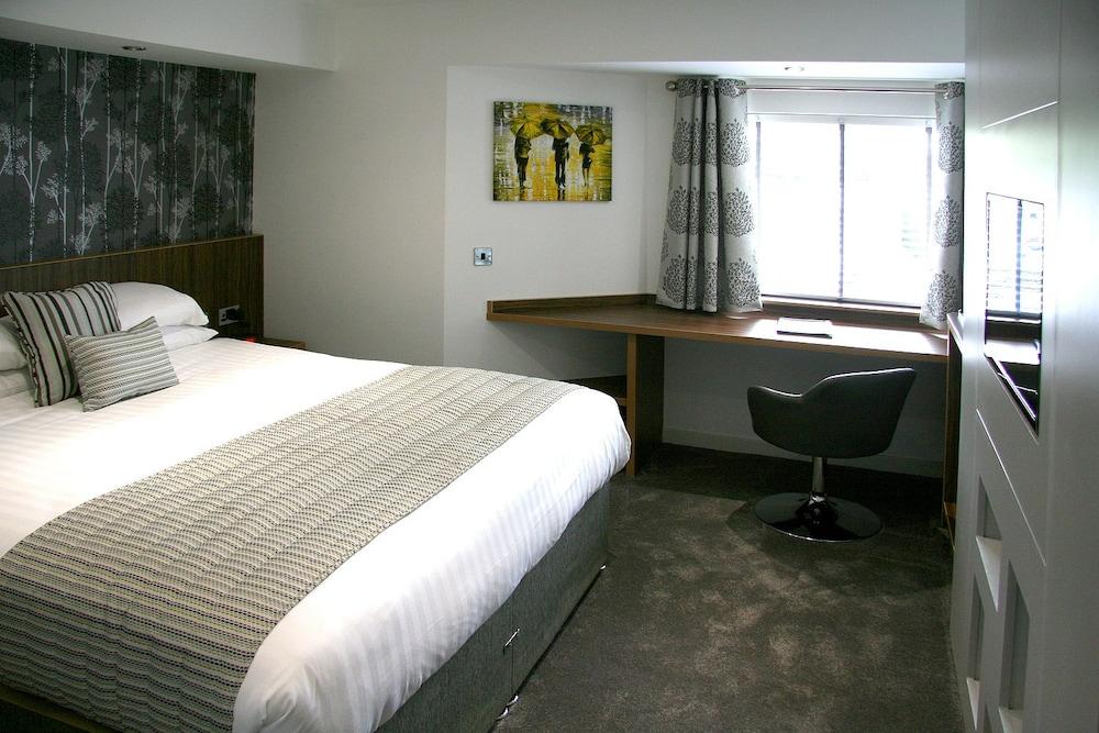 Damon's Hotel - Room