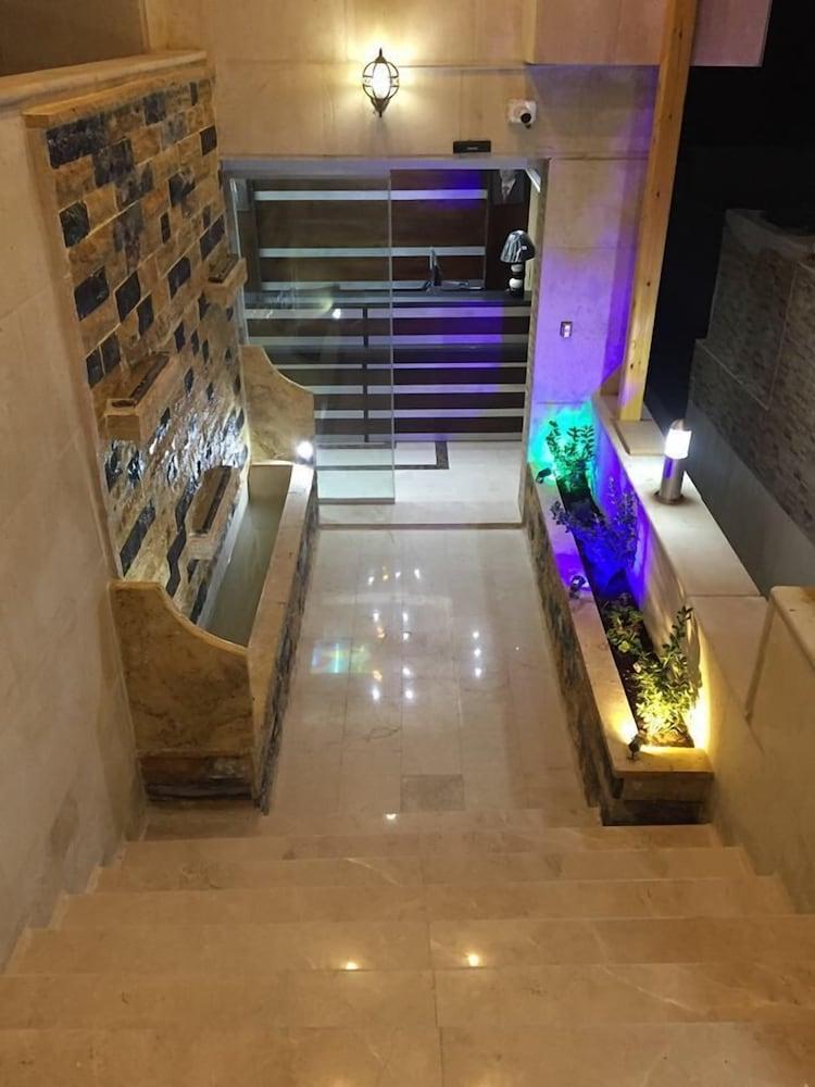Al Haneen Hotel - Staircase