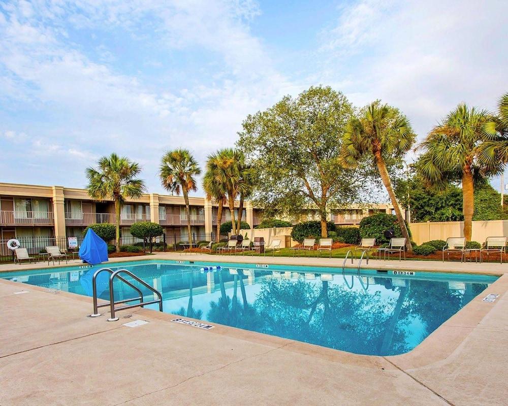 Clarion Inn & Suites Dothan South - Pool