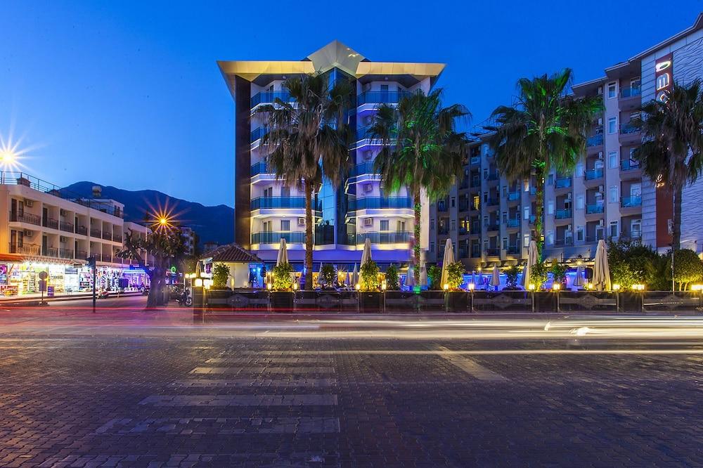 Parador Beach Hotel - Featured Image