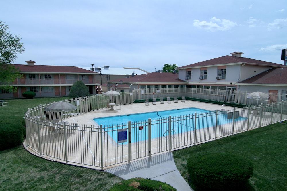 Rodeway Inn Roswell - Outdoor Pool