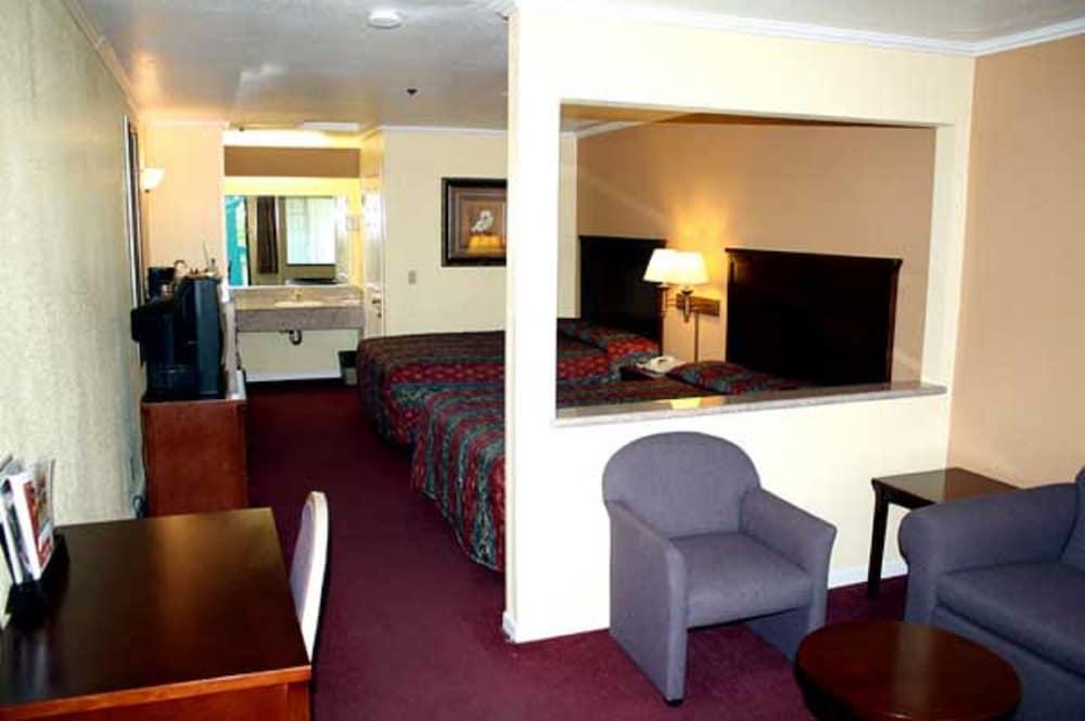 Executive Inn and Suites - Room