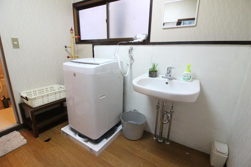Yadokari House - Laundry Room