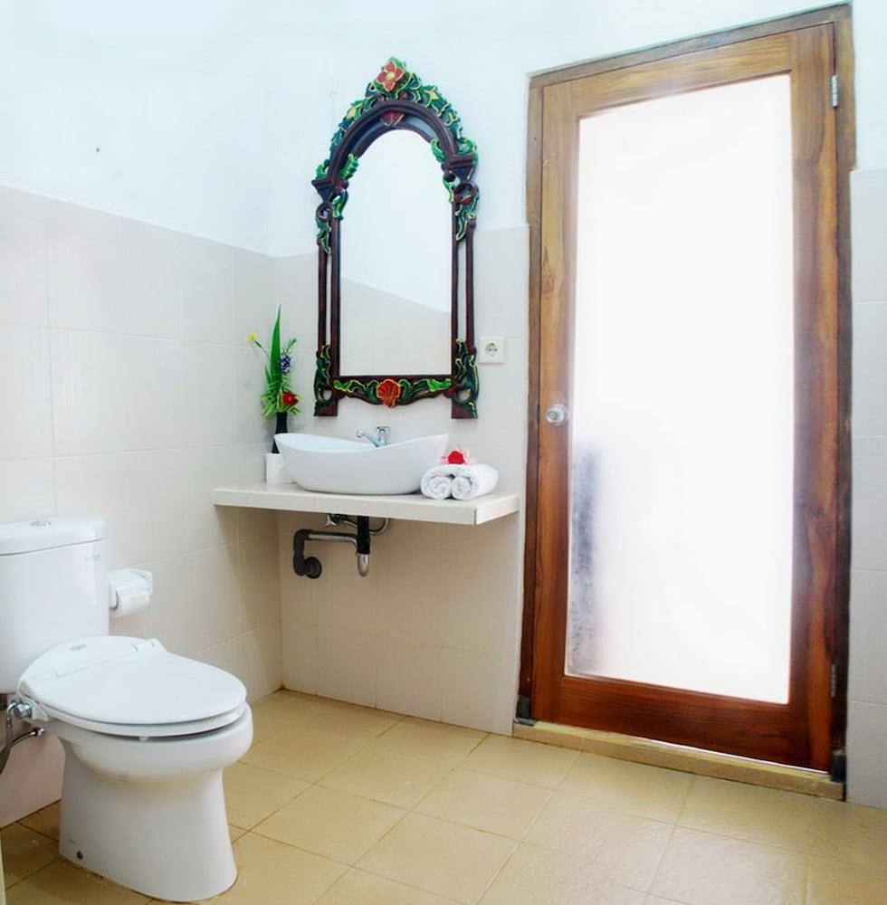 KARANG SARI Guesthouse & Restaurant - Bathroom