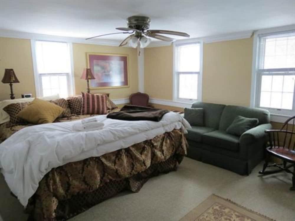 Shaker Farm Bed and Breakfast - Guestroom
