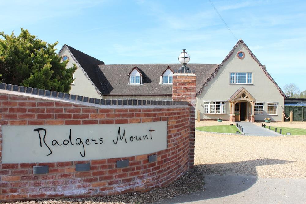 Badgers Mount Hotel - Featured Image