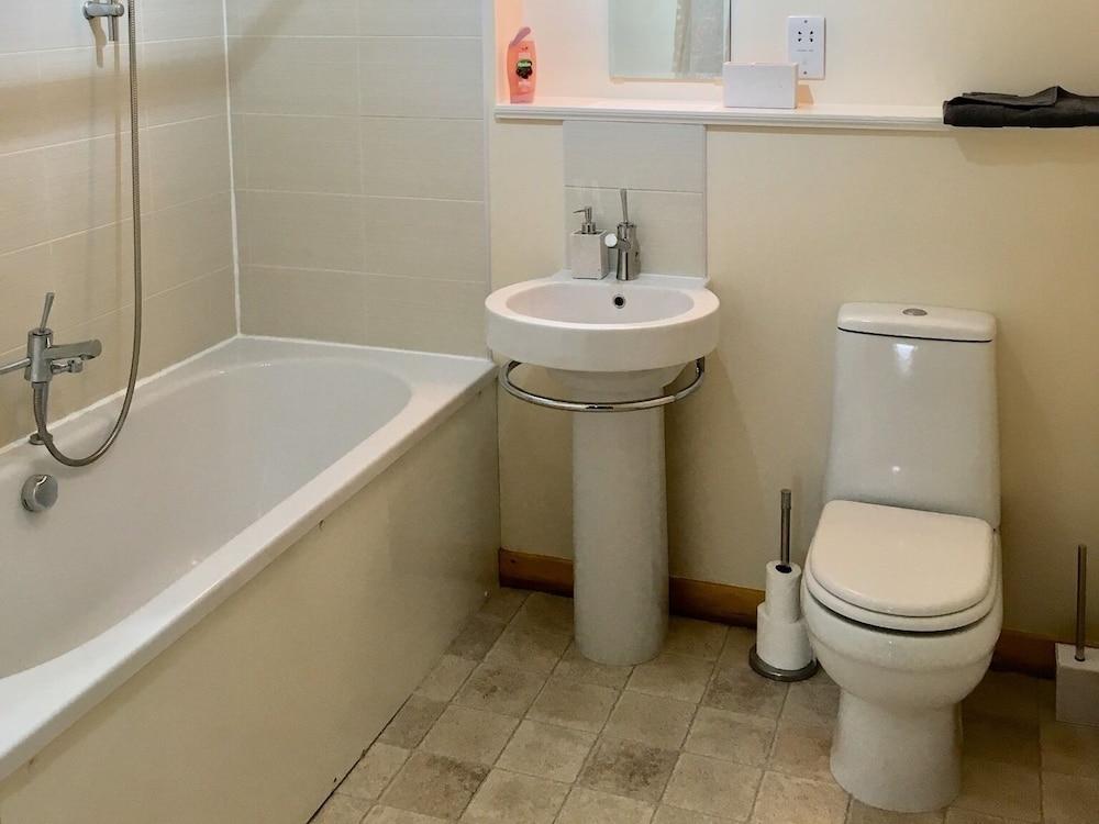 Azim and Suzis City Centre Apartment Inverness - Bathroom