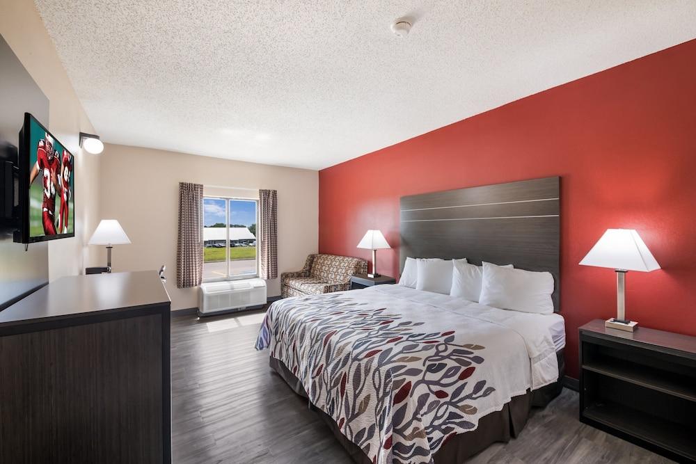 Red Roof Inn & Suites Austin East - Manor - Room