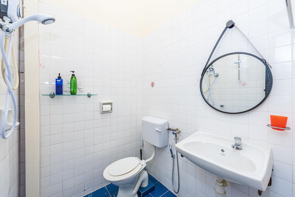 Conceptual Homestay 3BR 9PAX - Bathroom