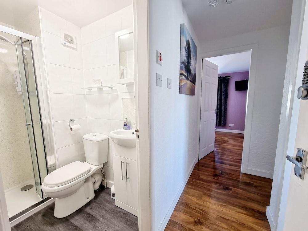 Lovatt Apartment near City Center - Bathroom