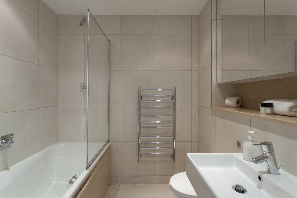 Times Square Serviced Apartments - Bathroom